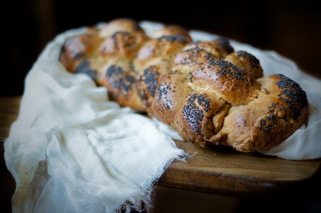 challach with sesame seeds 