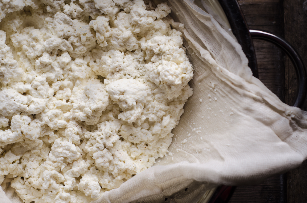 Raw Cottage Cheese Made With Clabbered Milk (Naturally Cultured
