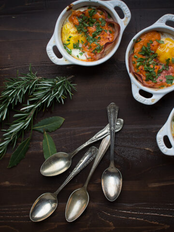 baked eggs with sofrito