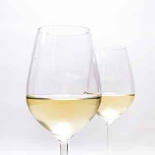 Dois copos de vinho branco.